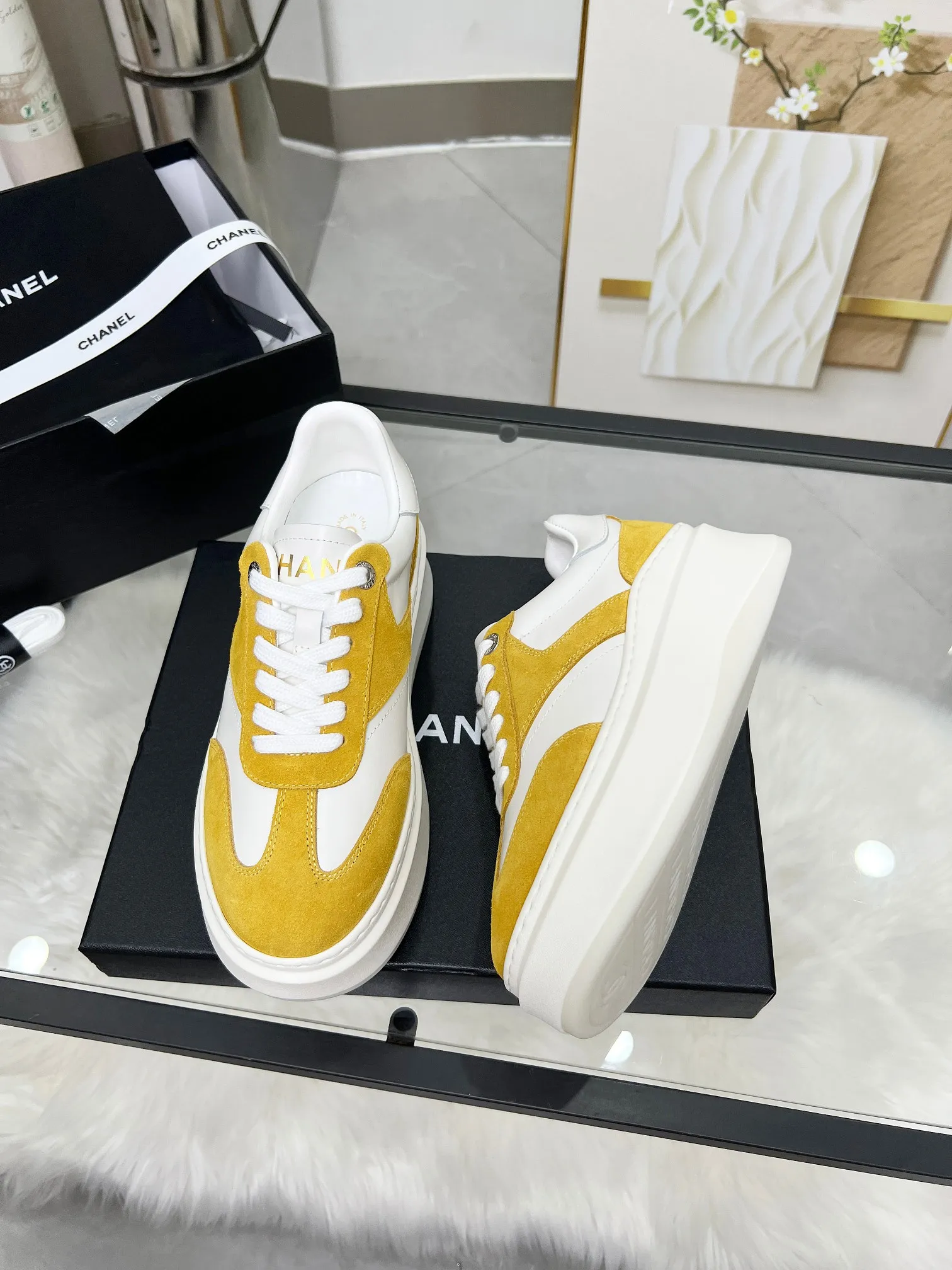 👟👟Ex-factory price 480👟👟 CHANEL 25C spring and summer new sports shoes official website is available at the same time ❤️ Counter out-of-stock kings. Major bloggers are recommending new styles on social days. This season’s new styles are simply eye-catching and look great on the feet. The casual casual sports style is refreshing and natural, interpreting Chanel’s fashionable femininity. The overall customization makes all sports models on the market at that time obsolete. This series is now available for sale! The upper is made of custom imported pebbled calf leather ➕ custom frosted calf leather. The lining is made of original one-to-one professionally customized mesh. Hardware accessories. Original full set of molds (not common in the market). Original custom molded TPU combination outsole. Height 4 cm. Women's size 35-39.